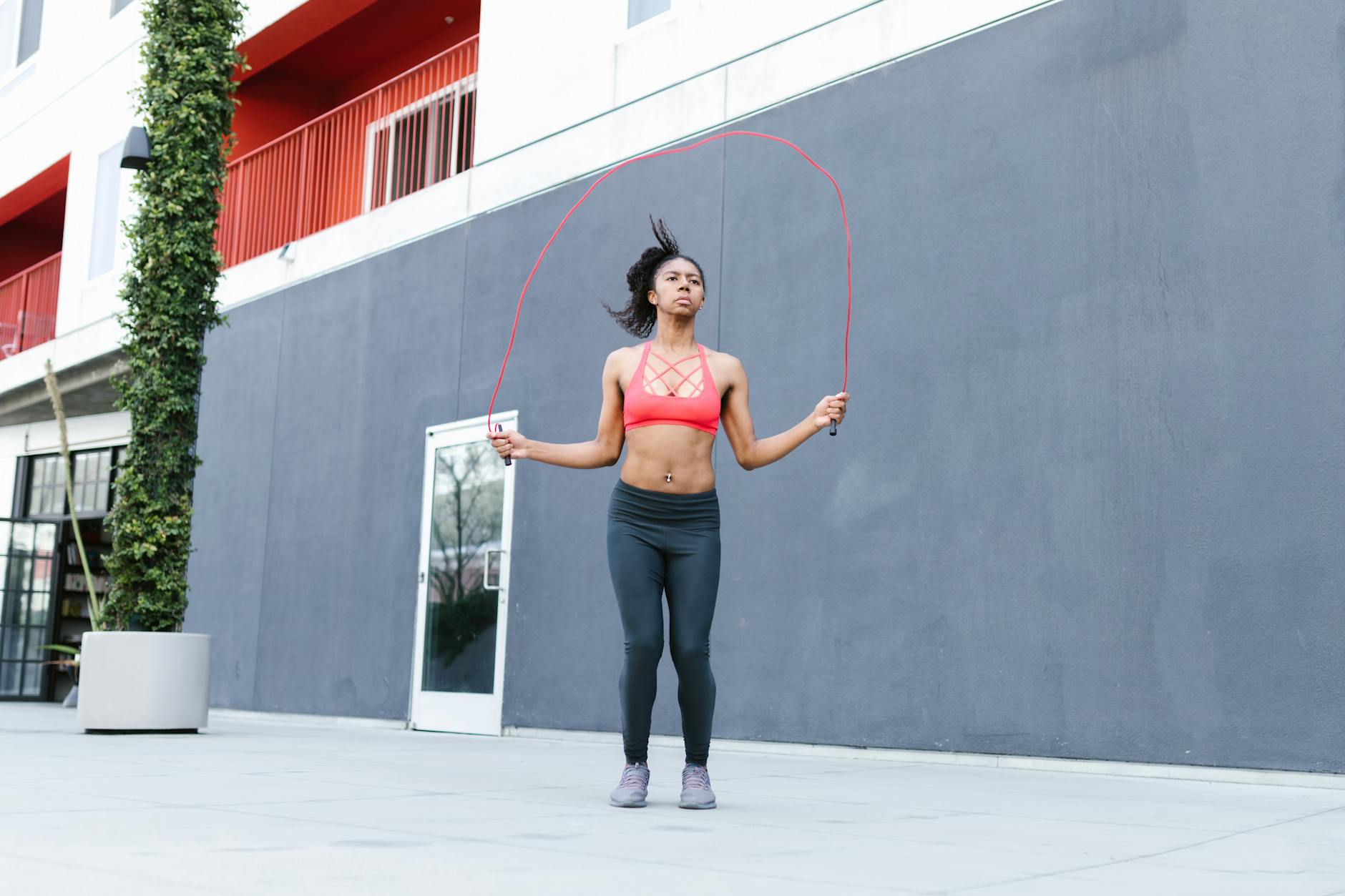 Kobieta w świetnej formie skacze na skakance na świeżym powietrzu