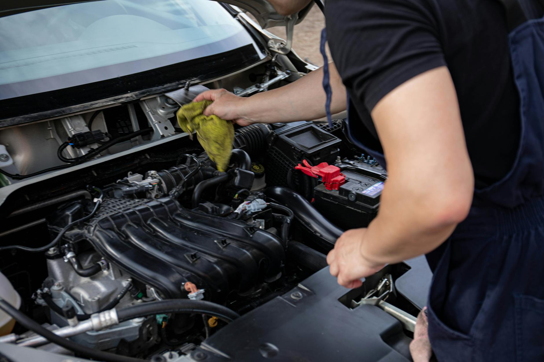Mechanik zbliżeniowo czyści i naprawia silnik samochodu