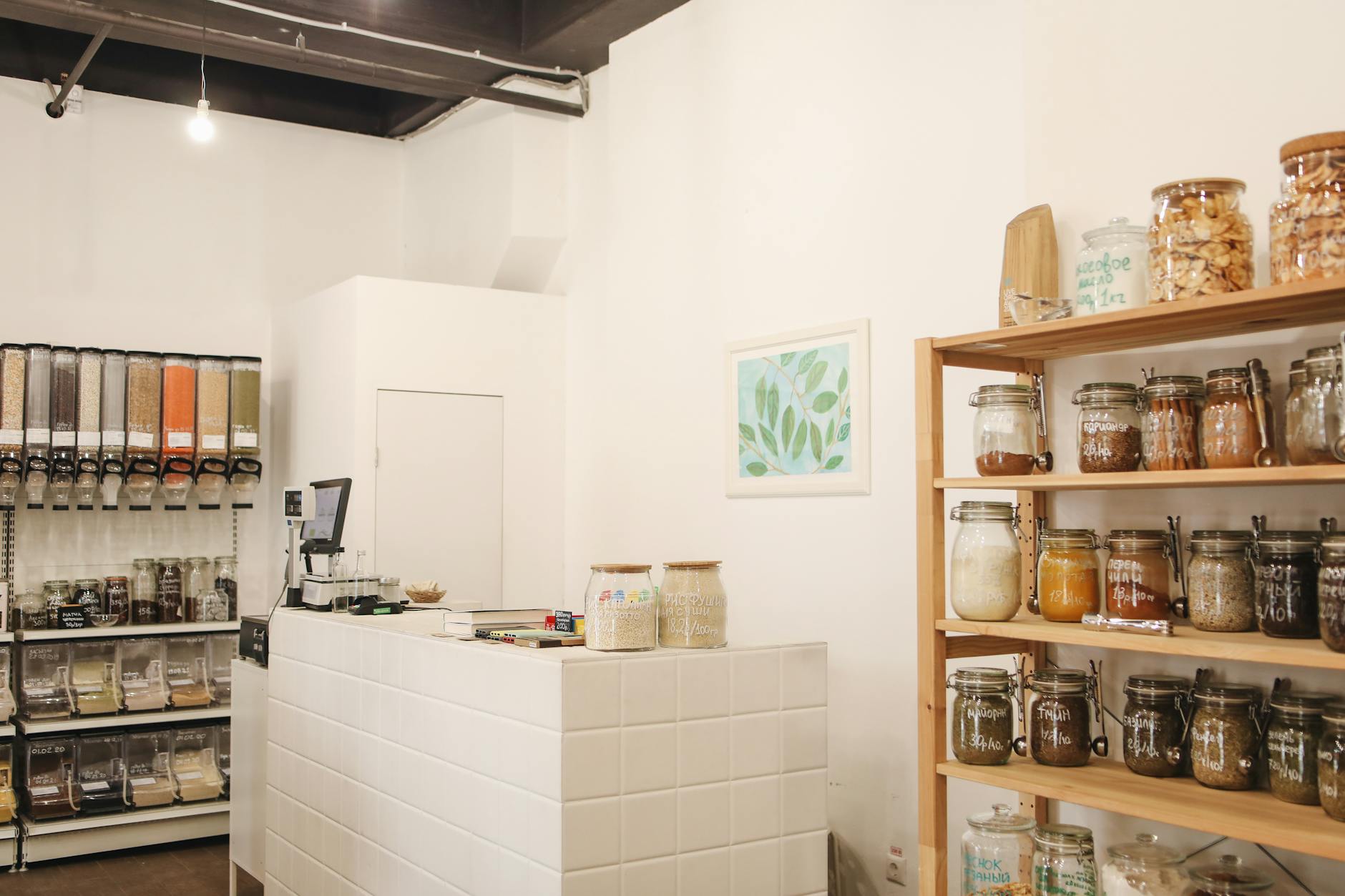 Wnętrze sklepu zero waste z drewnianymi regałami i żywnością na wagę