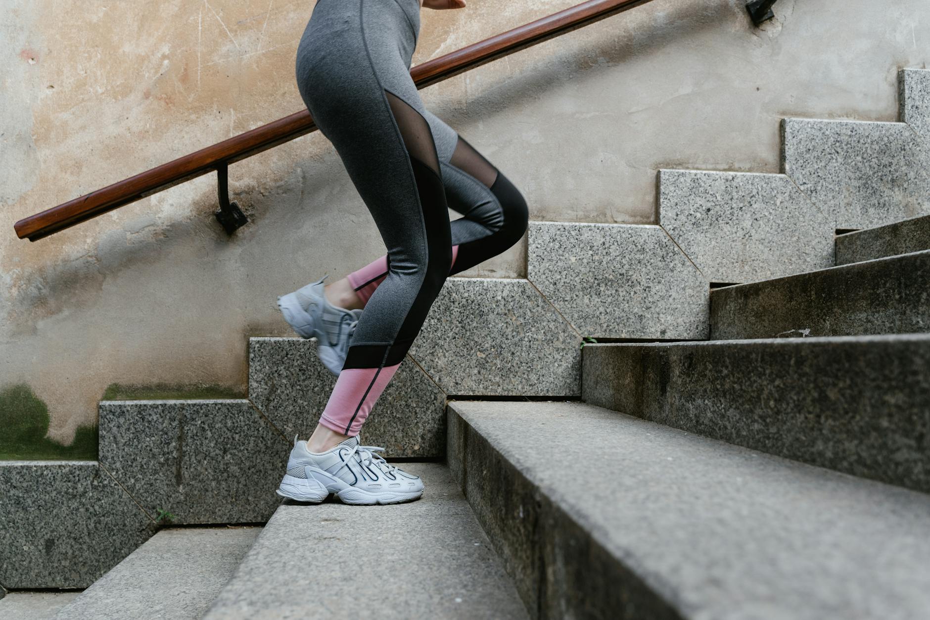 Kobieta biegnąca po betonowych schodach jako trening cardio na dworze