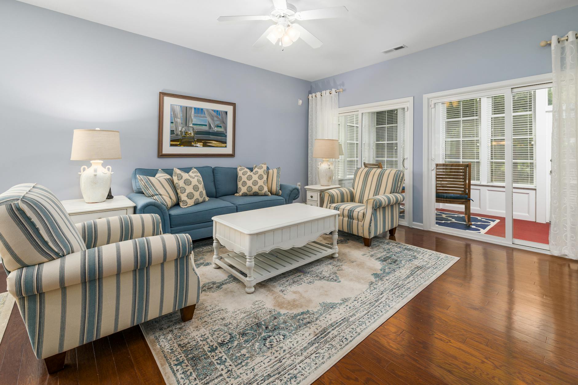 Jak urządzić salon w stylu marynistycznym: praktyczne wskazówki i pomysły na dekoracje Przytulny salon z sofą, fotelami i jasnymi marynistycznymi dodatkami