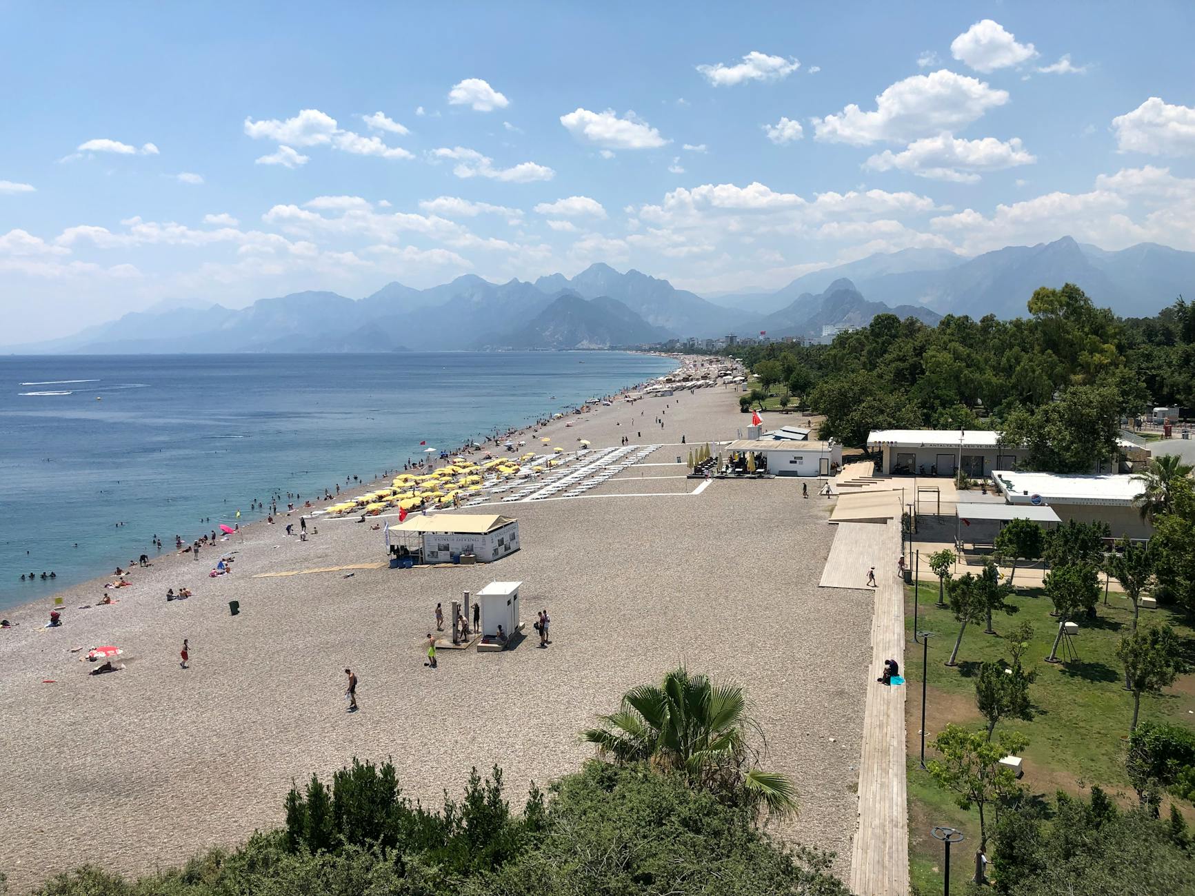Widok z lotu ptaka na plażę Konyaaltı w Antalyi w słoneczny dzień