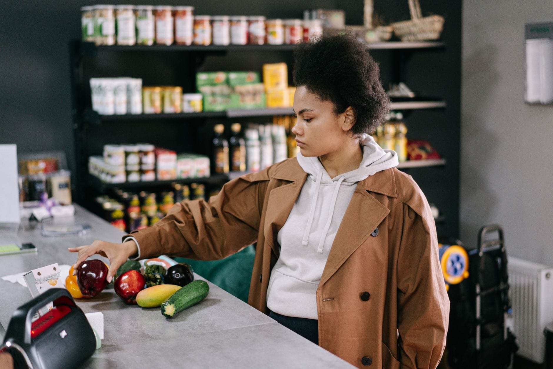 Kobieta wybiera świeże owoce i warzywa w supermarkecie