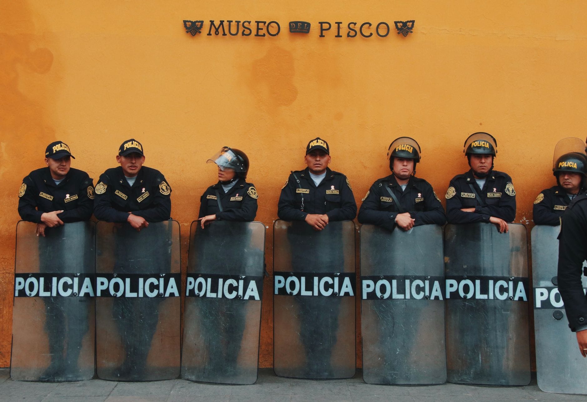 Peruwiańscy policjanci w mundurach przed Museo del Pisco w Limie