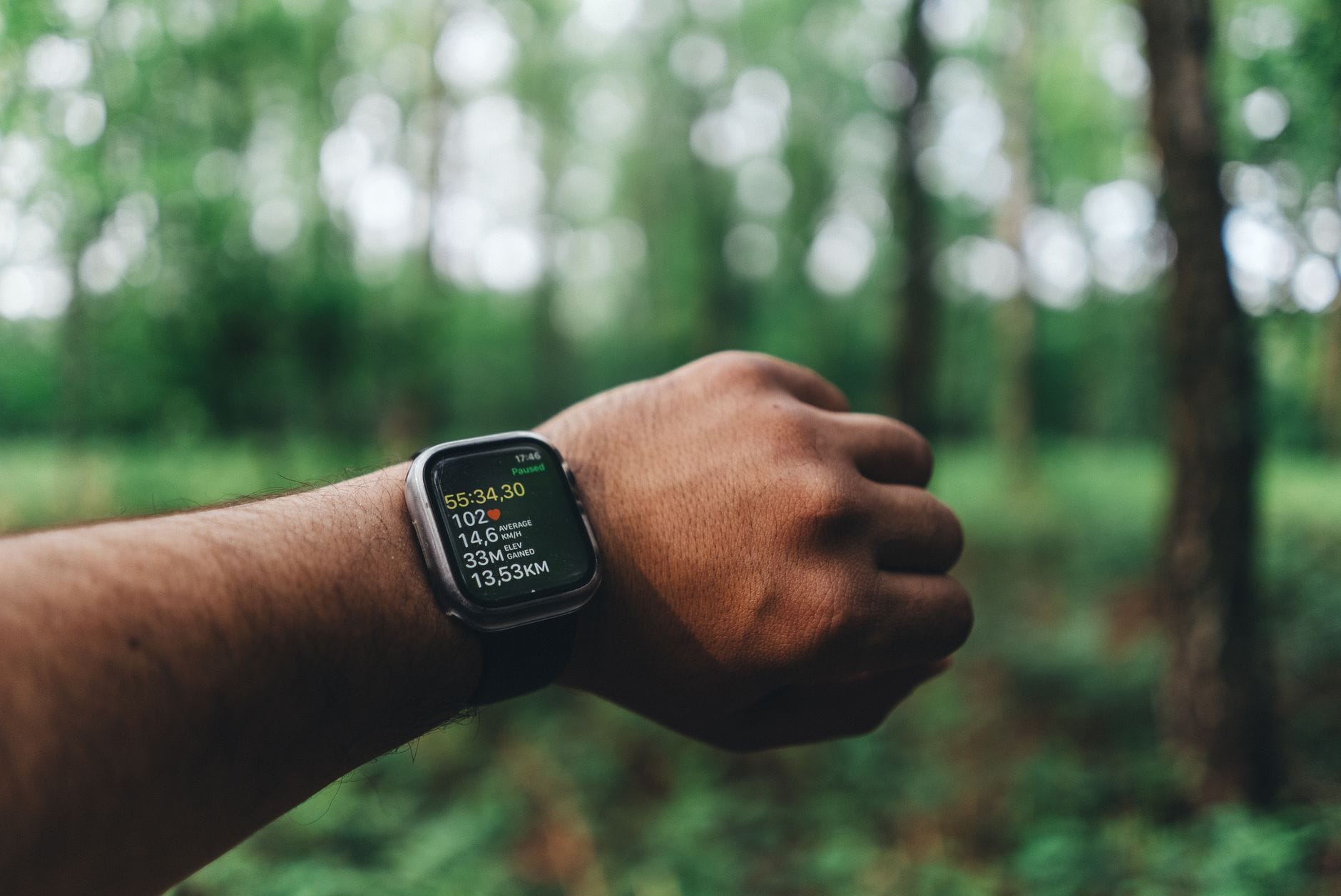 Dłoń ze smartwatchem fitness w lesie pokazującym spalone kalorie