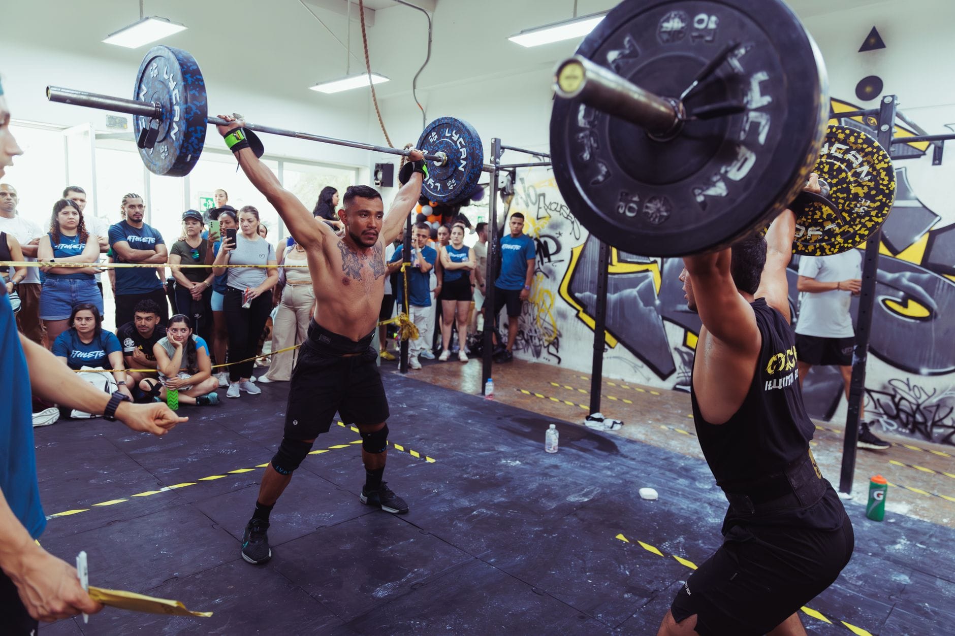 Zawodnicy podnoszą ciężary na intensywnym treningu CrossFit Zawodnicy podnoszą ciężary na intensywnym treningu CrossFit